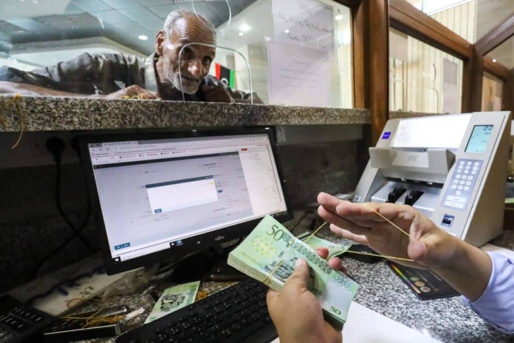 ليبيا: أزمة المصرف المركزي تؤخّر رواتب الموظَّفين وتُفاقم المعاناة