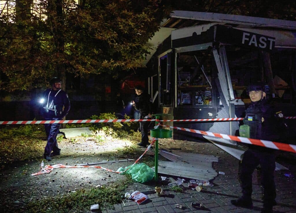 إصابة 12 شخصاً في هجوم روسي على مبنى سكني في خاركيف بأوكرانيا