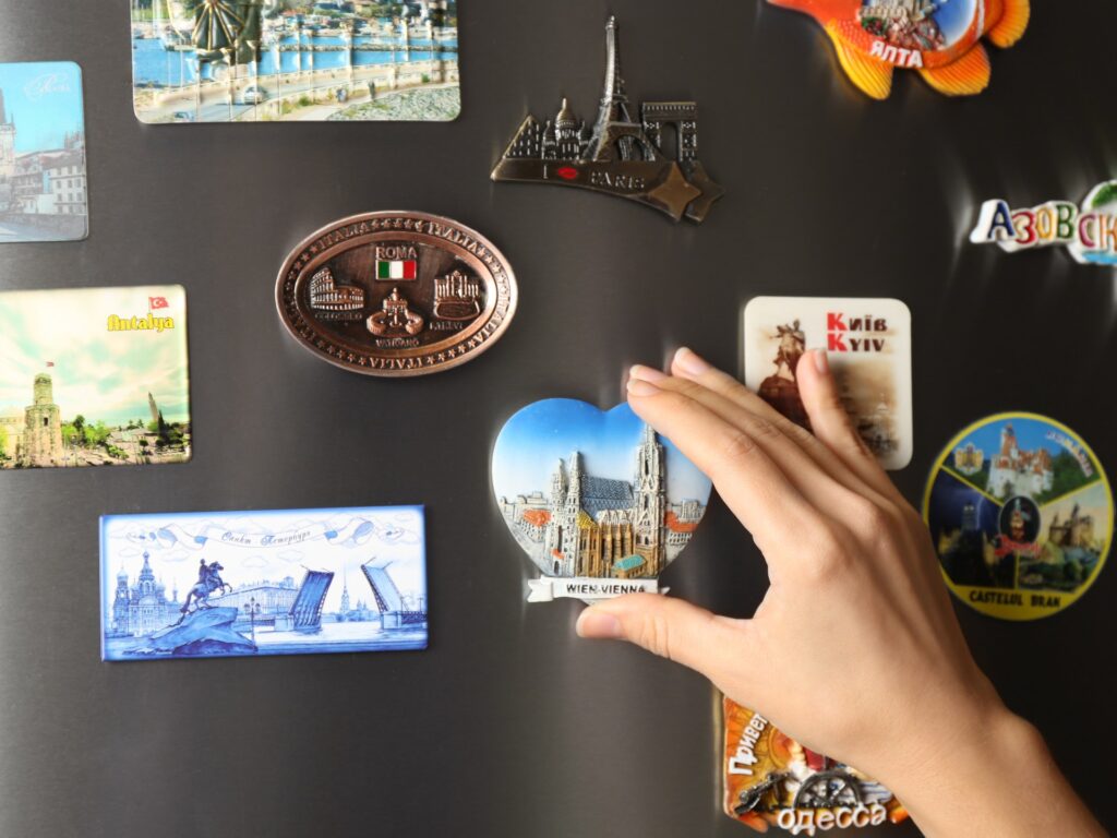 لماذا لا ينبغي وضع المجسمات المغناطيسية على باب ثلاجتك؟